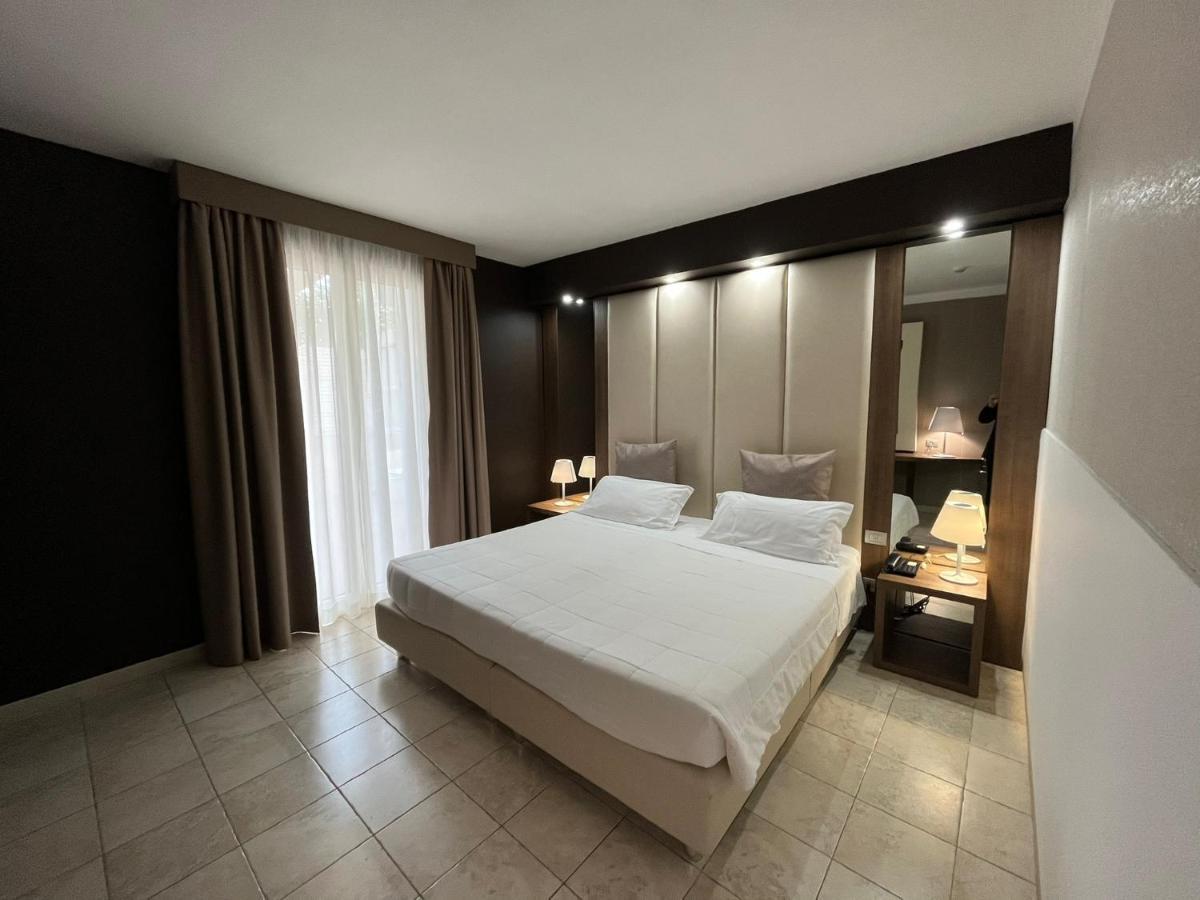 Hotel Lafayette Giovinazzo Bagian luar foto