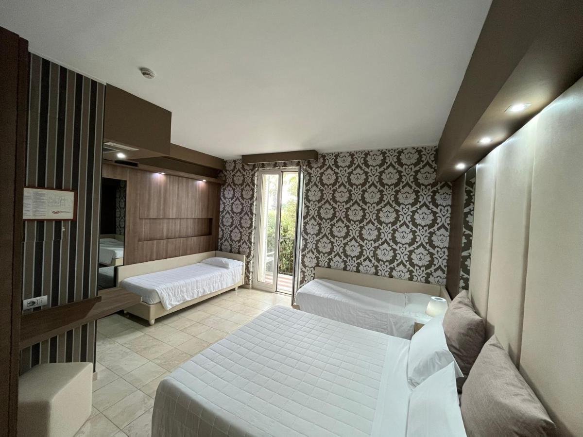 Hotel Lafayette Giovinazzo Bagian luar foto
