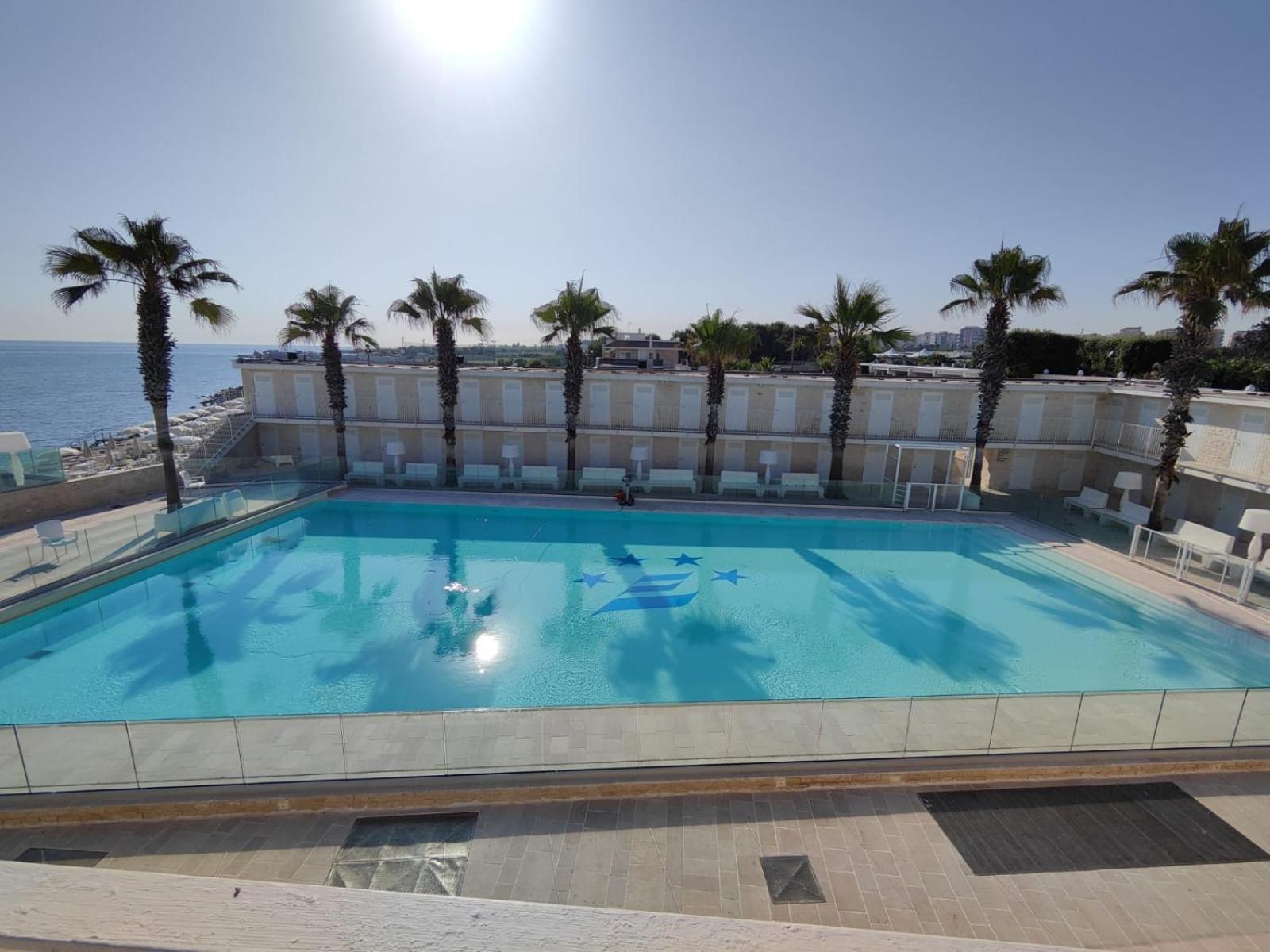 Hotel Lafayette Giovinazzo Bagian luar foto