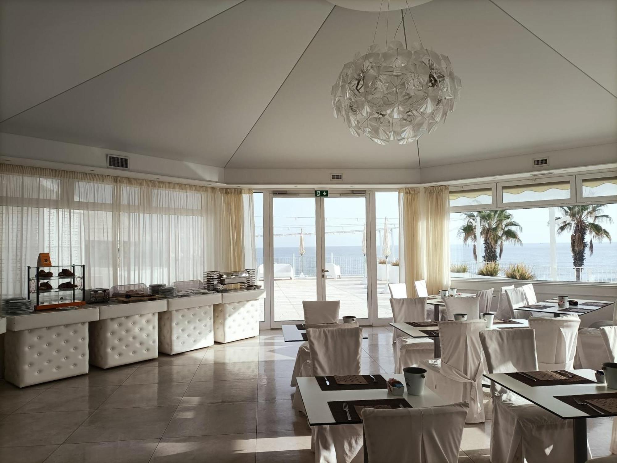 Hotel Lafayette Giovinazzo Bagian luar foto