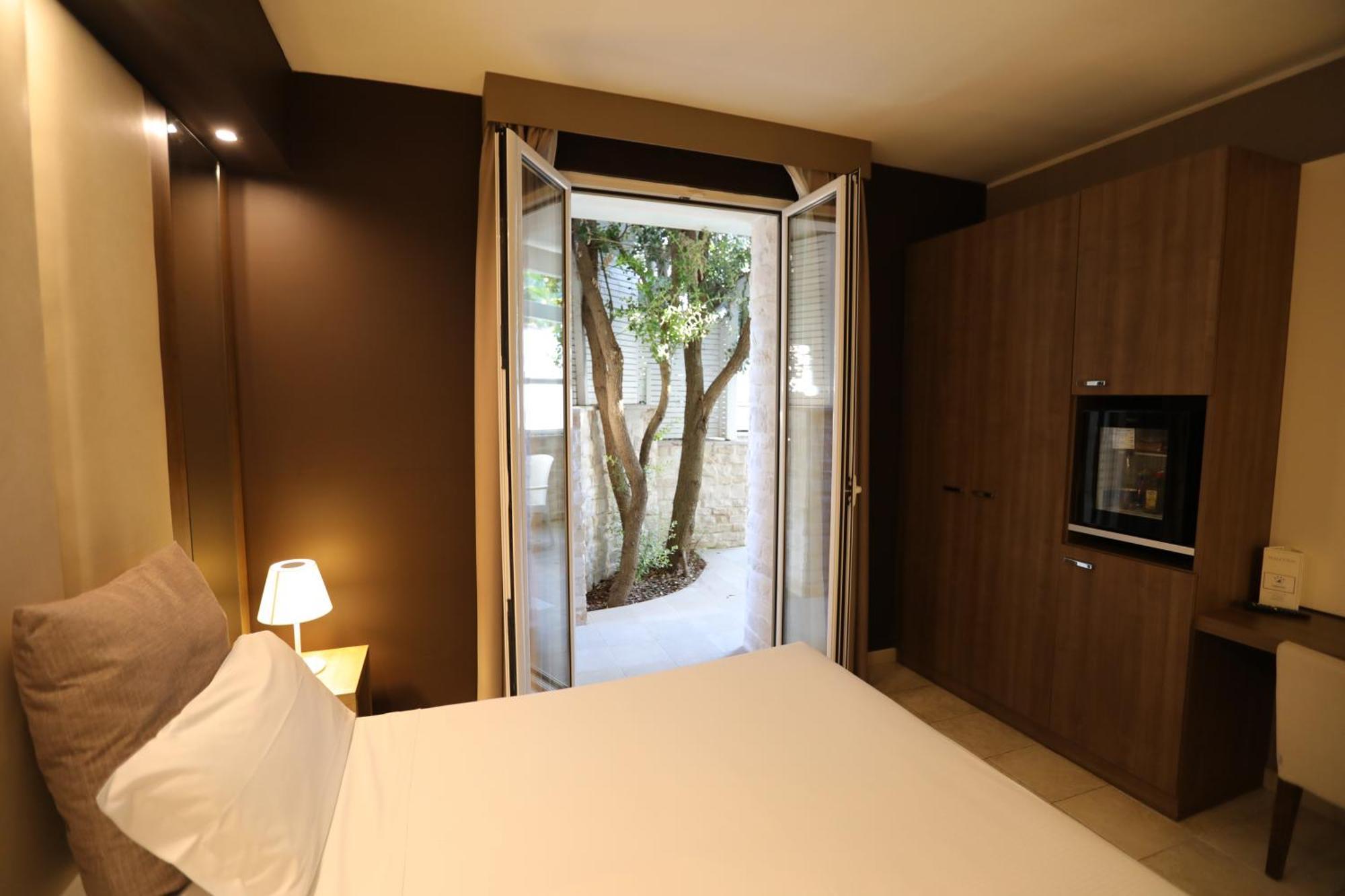 Hotel Lafayette Giovinazzo Bagian luar foto