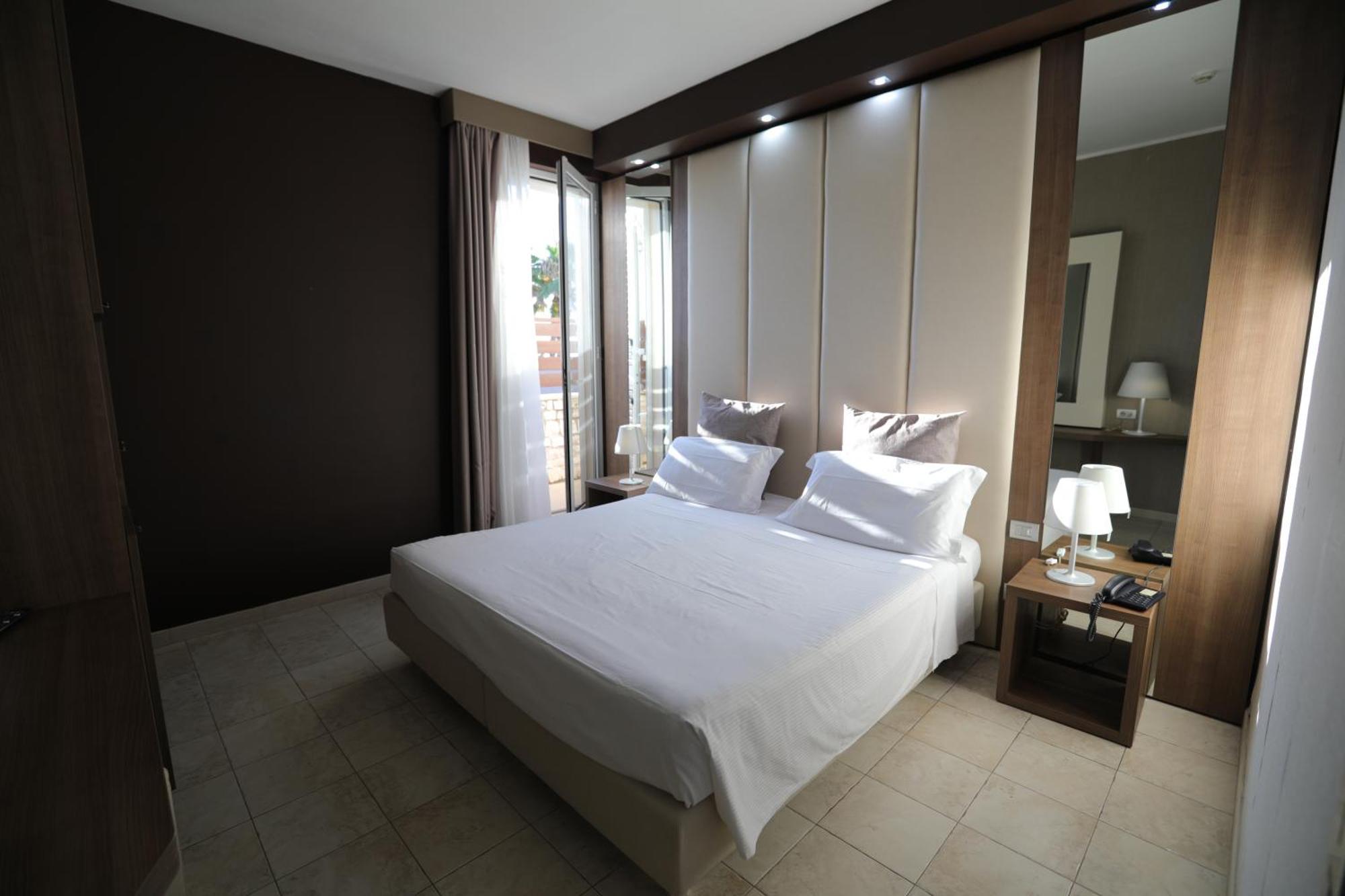 Hotel Lafayette Giovinazzo Bagian luar foto