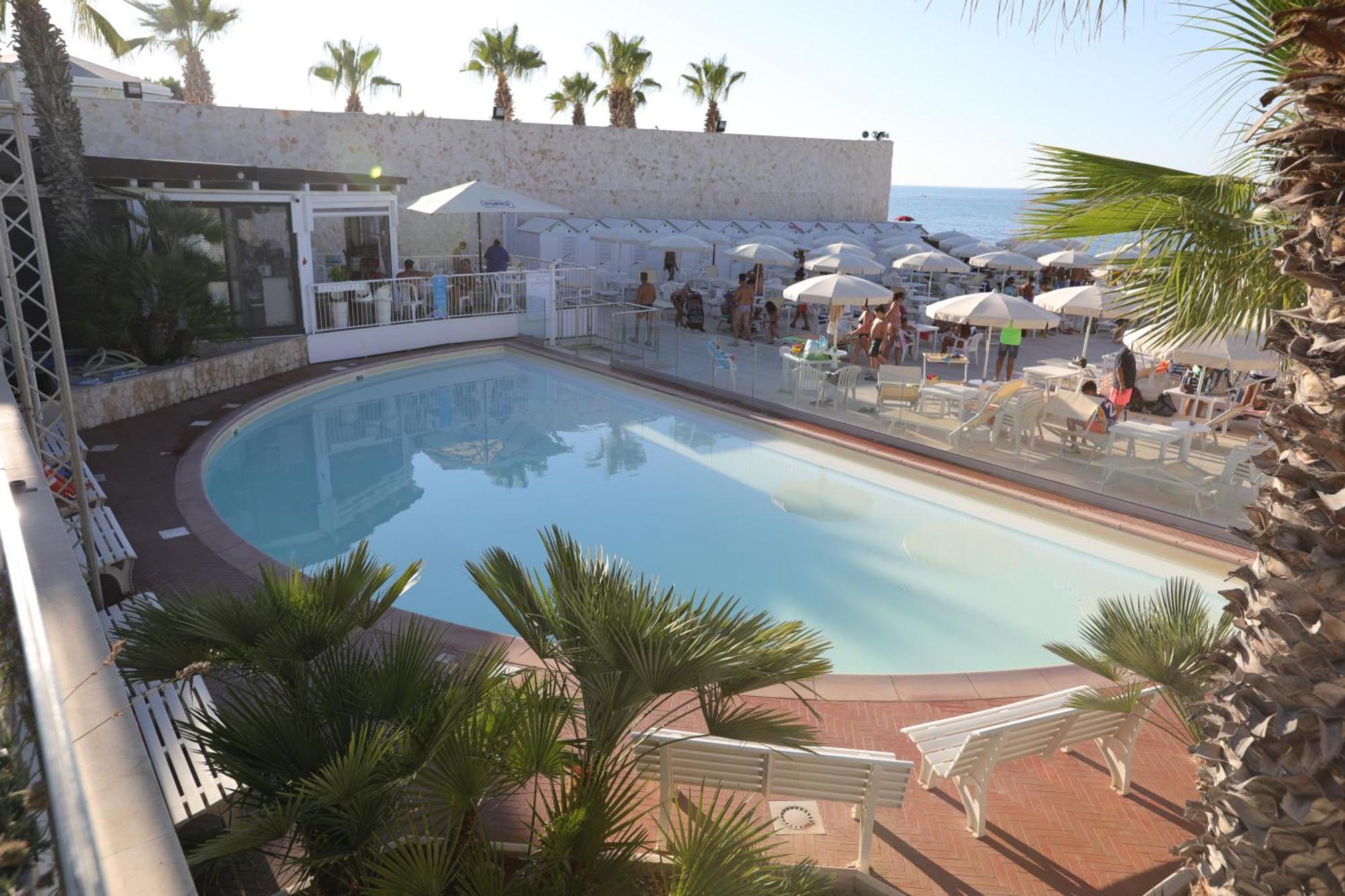 Hotel Lafayette Giovinazzo Bagian luar foto